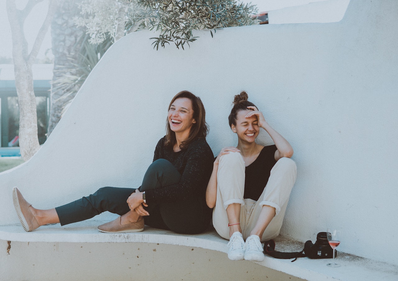 friendship_2girls_laughing_pexels-elle-hughes-1549280